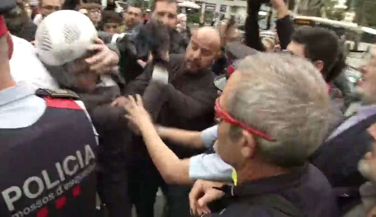 Un motorista se enfrenta a los manifestantes: Un motorista se enfrenta a los manifestantes: