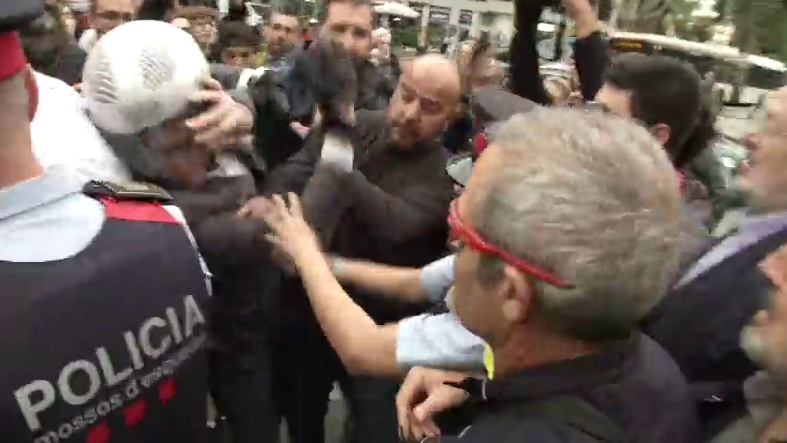 Agreden a un motorista que intentaba pasar por una calle cortada por manifestantes en Barcelona