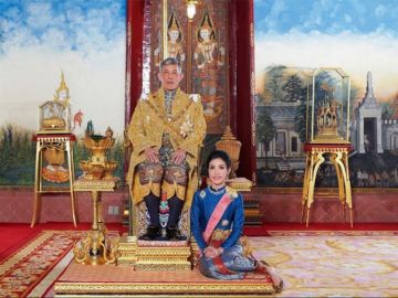 La "consorte real" Sineenat Wongvajirapakdi y el rey Vajiralongkorn