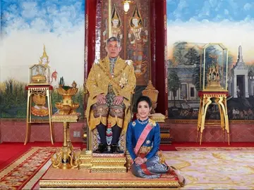 La "consorte real" Sineenat Wongvajirapakdi y el rey Vajiralongkorn La "consorte real" Sineenat Wongvajirapakdi y el rey Vajiralongkorn
