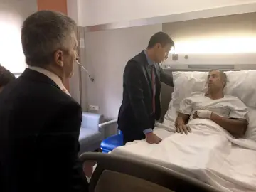 Sánchez visita a los policías heridos Sánchez visita a los policías heridos