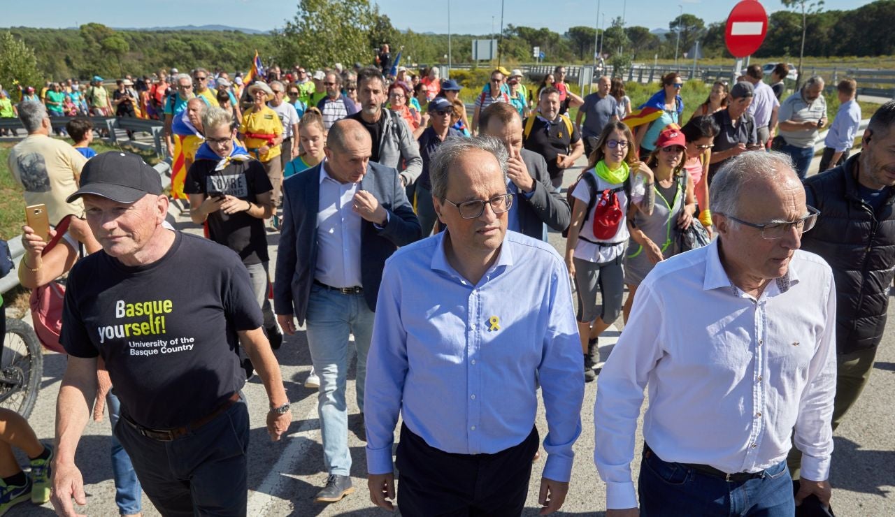 Quim Torra y el exlehendakari Juan José Ibarretxe, junto a los simpatizantes independentistas durante el recorrido por la AP-7 desde Girona. Quim Torra y el exlehendakari Juan José Ibarretxe, junto a los simpatizantes independentistas durante el recorrido por la AP-7 desde Girona.