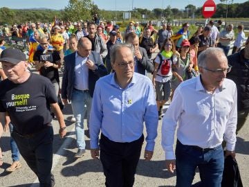 Quim Torra y el exlehendakari Juan José Ibarretxe, junto a los simpatizantes independentistas durante el recorrido por la AP-7 desde Girona.