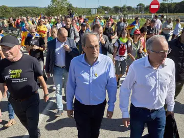 Quim Torra y el exlehendakari Juan José Ibarretxe, junto a los simpatizantes independentistas durante el recorrido por la AP-7 desde Girona. Quim Torra y el exlehendakari Juan José Ibarretxe, junto a los simpatizantes independentistas durante el recorrido por la AP-7 desde Girona.