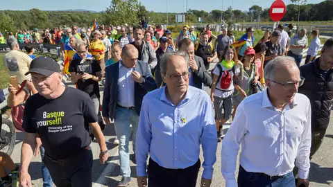 Quim Torra y el exlehendakari Juan José Ibarretxe, junto a los simpatizantes independentistas durante el recorrido por la AP-7 desde Girona. Disculpen que no me levante