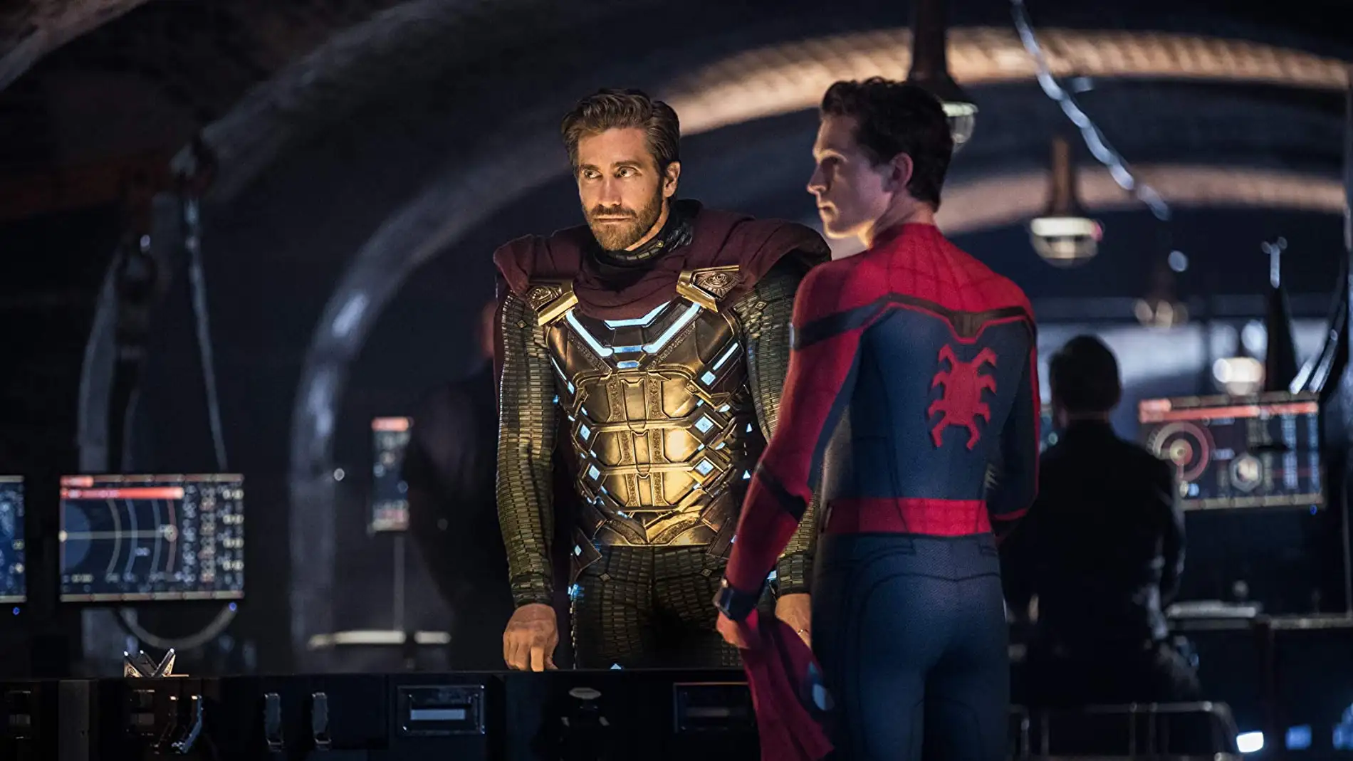 Mysterio (Jake Gyllenhaal) junto a SpiderMan (Tom Holland)