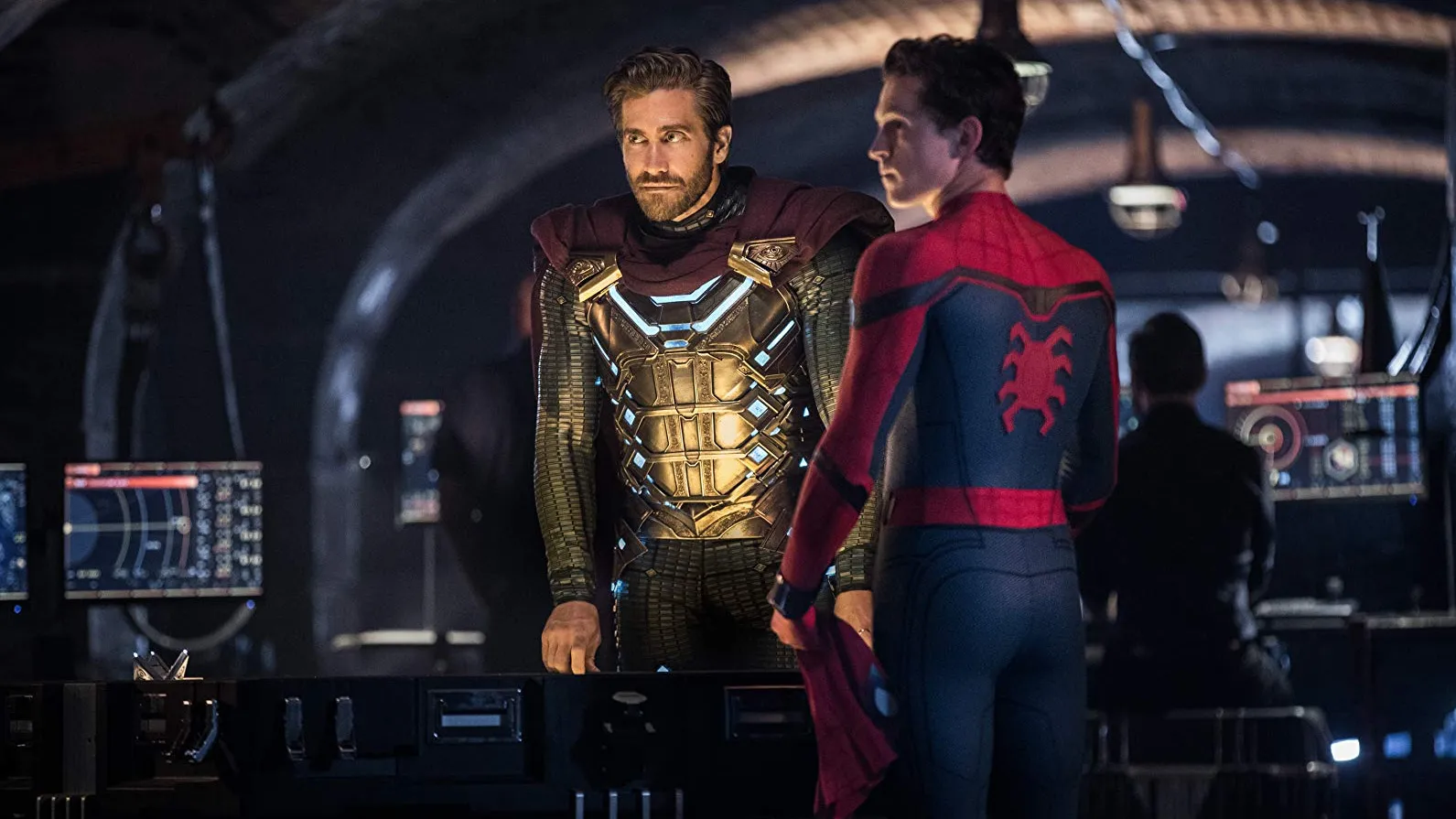 Mysterio (Jake Gyllenhaal) junto a SpiderMan (Tom Holland) Mysterio (Jake Gyllenhaal) junto a SpiderMan (Tom Holland)