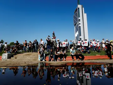 Cientos de personas se reúnen este domingo en la Plaza Italia Cientos de personas se reúnen este domingo en la Plaza Italia