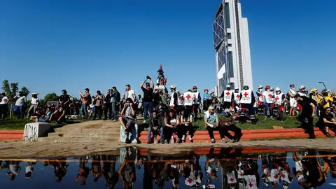 Cientos de personas se reúnen este domingo en la Plaza Italia Cientos de personas se reúnen este domingo en la Plaza Italia