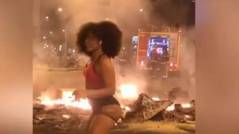 Una joven se graba haciendo twerking' entre las llamas Una joven se graba haciendo twerking' entre las llamas
