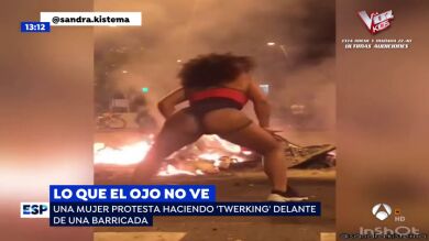 Hace 'twerking' frente a las barricadas de Barcelona para manifestarse de modo pacífico