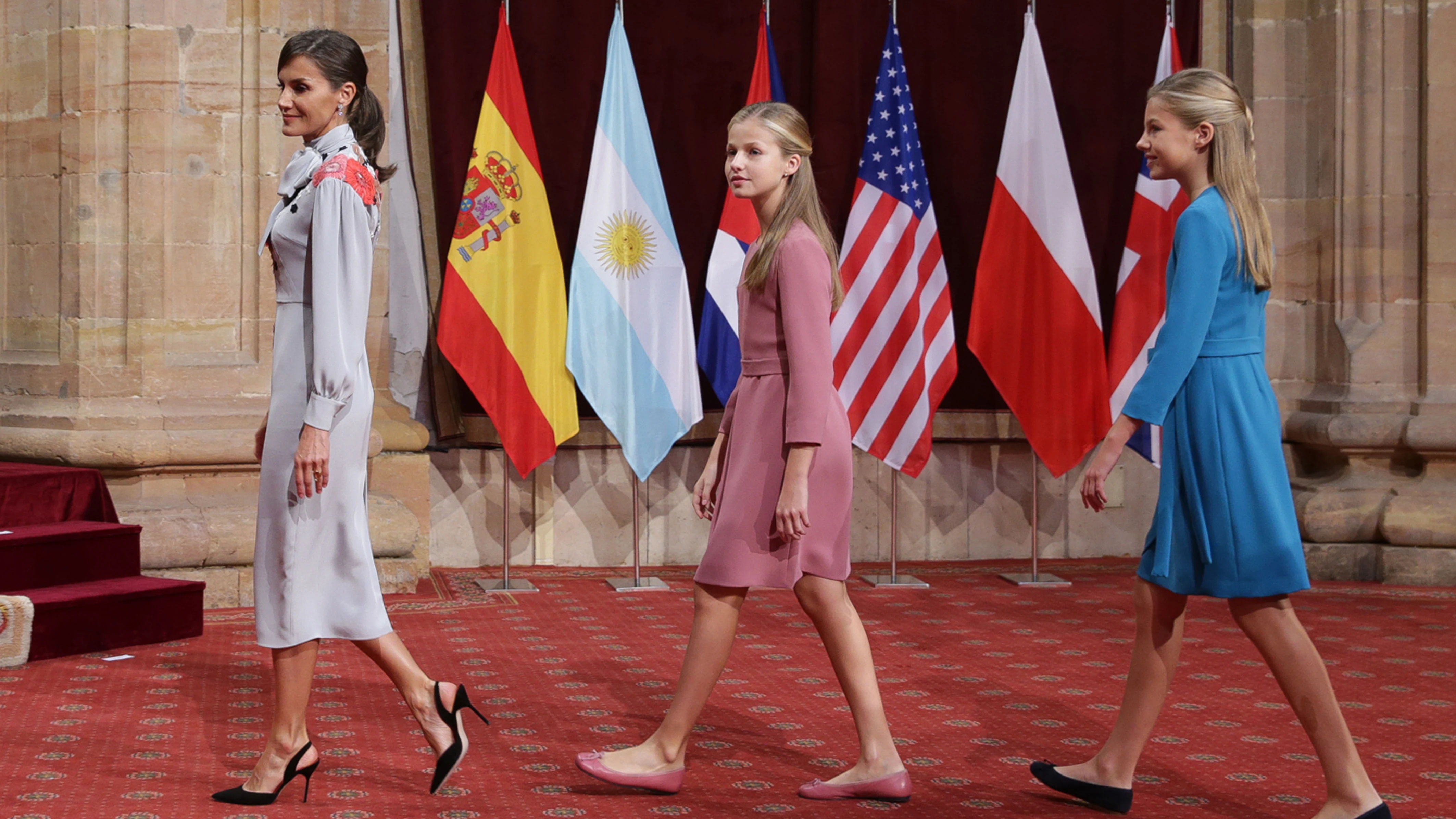 La reina Letizia con sus hijas, la princesa Leonor y la infanta Sofía La reina Letizia con sus hijas, la princesa Leonor y la infanta Sofía