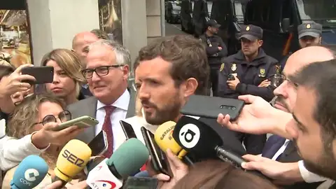 Casado exige a Sánchez que aplique la ley y no negocie con Torra Casado exige a Sánchez que aplique la ley y no negocie con Torra