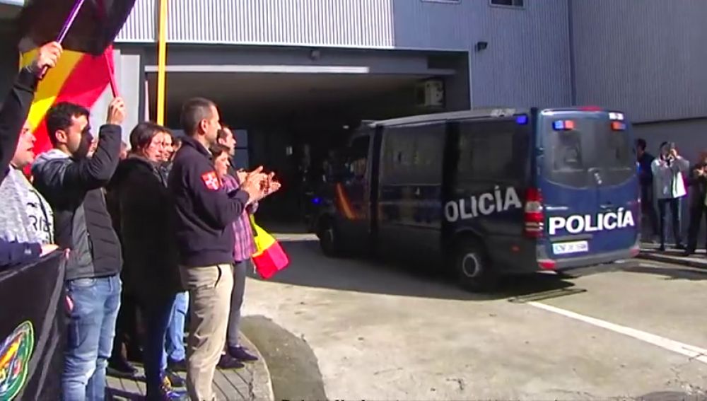 Así han recibido en A Coruña a los policías que vuelven de Barcelona