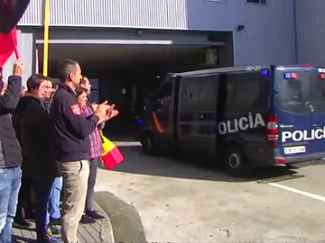 Así han recibido en A Coruña a los policías que vuelven de Barcelona Así han recibido en A Coruña a los policías que vuelven de Barcelona