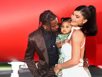 Kylie Jenner, Travis Scott y su hija Stormi Kylie Jenner, Travis Scott y su hija Stormi