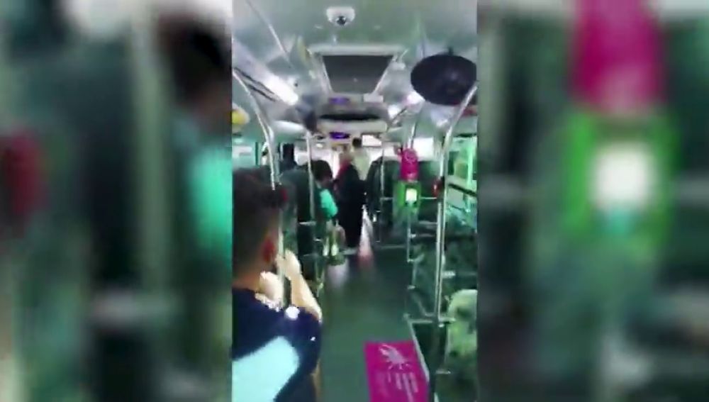 Un hombre la emprende a pedradas con un autobús porque el conductor no le avisó de su parada