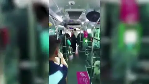 Un hombre la emprende a pedradas con un autobús porque el conductor no le avisó de su parada Un hombre la emprende a pedradas con un autobús porque el conductor no le avisó de su parada