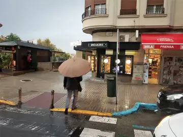 Un ciudadano camina con un paraguas en Elche. Un ciudadano camina con un paraguas en Elche.