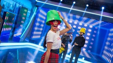 Pilar Rubio triunfa en 'El Hormiguero 3.0' con el maquillaje de pétalos de flores y los sombreros cubo