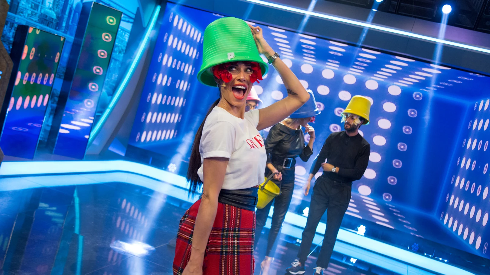 Pilar Rubio triunfa en 'El Hormiguero 3.0' con el maquillaje de pétalos de flores y los sombreros cubo Pilar Rubio triunfa en 'El Hormiguero 3.0' con el maquillaje de pétalos de flores y los sombreros cubo