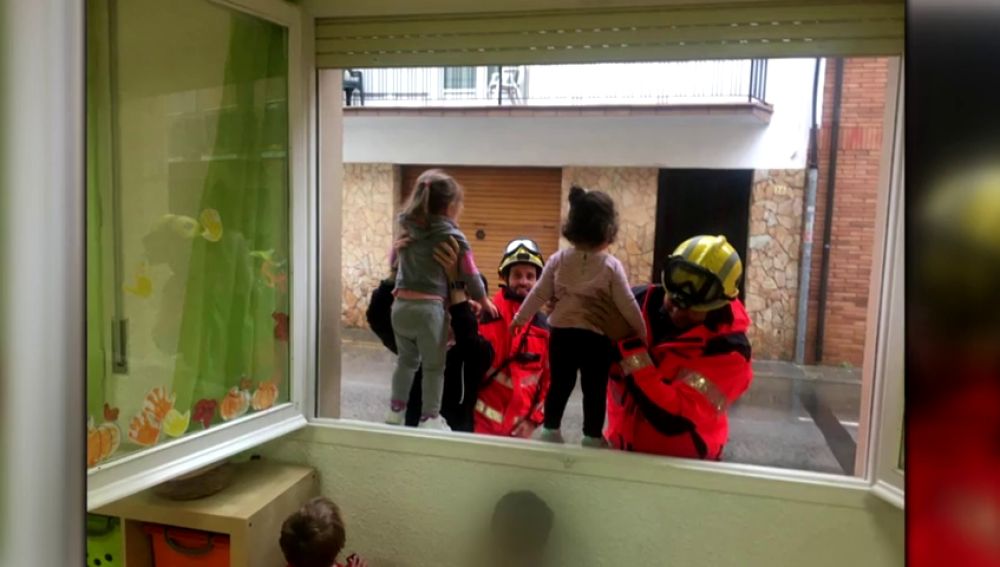 Rescatan a unos niños atrapados por las fuertes lluvias en una guardería de Palamós