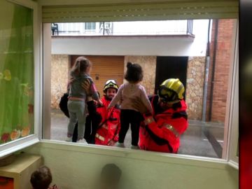 Rescatan a unos niños atrapados por las fuertes lluvias en una guardería de Palamós