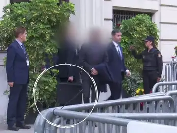 Subfusil y maletín antibalas en la visita de Pedro Sánchez a Cataluña Subfusil y maletín antibalas en la visita de Pedro Sánchez a Cataluña