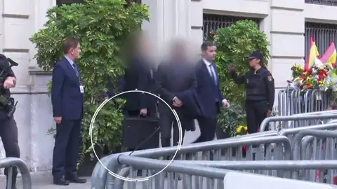 Subfusil y maletín antibalas en la visita de Pedro Sánchez a Cataluña Subfusil y maletín antibalas en la visita de Pedro Sánchez a Cataluña