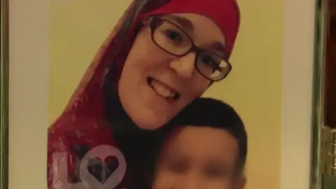 Un español intenta traer de Siria a su hija, casada con un yihadista: "No le diría nada, la abrazaría" Un español intenta traer de Siria a su hija, casada con un yihadista: "No le diría nada, la abrazaría"