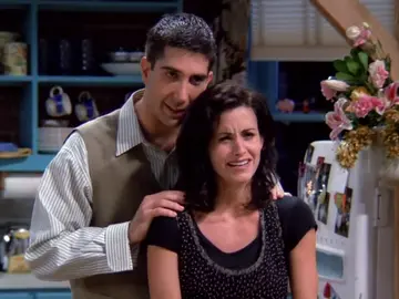 Courteney Cox y David Schwimmer, Monica y Ross Geller en 'Friends' Courteney Cox y David Schwimmer, Monica y Ross Geller en 'Friends'