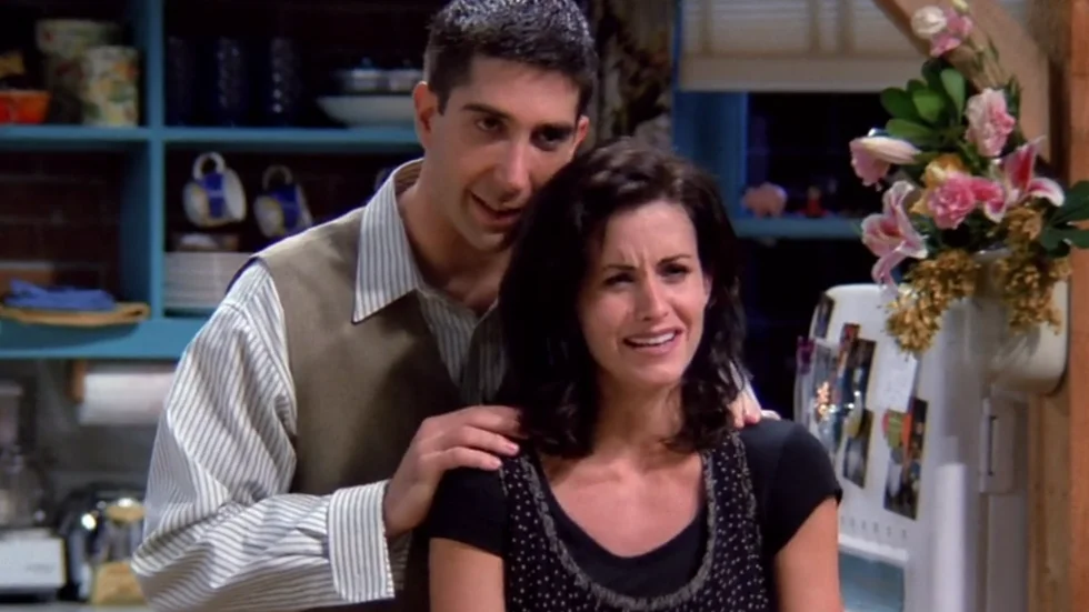 Courteney Cox y David Schwimmer, Monica y Ross Geller en 'Friends' Courteney Cox y David Schwimmer, Monica y Ross Geller en 'Friends'