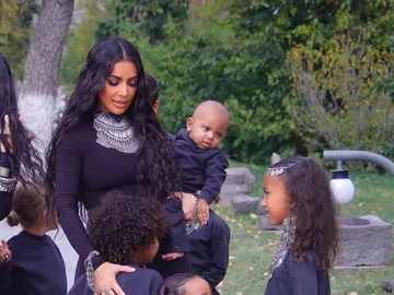 Kim Kardashian junto a sus hijos Kim Kardashian junto a sus hijos