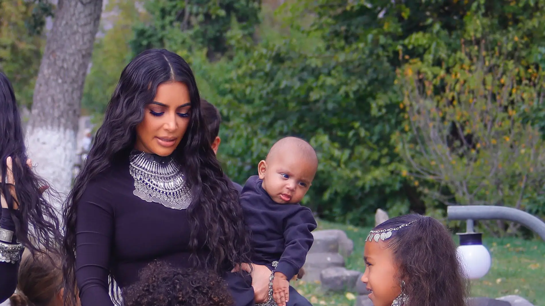 Kim Kardashian junto a sus hijos