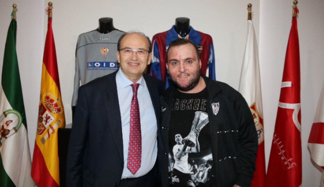 Juan Manuel Calderón, primo de José Antonio Reyes, posa junto a Pepe Castro, presidente del Sevilla Juan Manuel Calderón, primo de José Antonio Reyes, posa junto a Pepe Castro, presidente del Sevilla