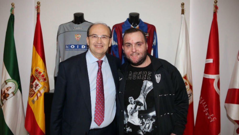 Juan Manuel Calderón, primo de José Antonio Reyes, posa junto a Pepe Castro, presidente del Sevilla