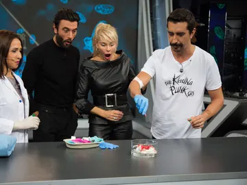 Marron sorprende a Javier Rey y Belén Rueda con un experimento con su propia sangre Marron sorprende a Javier Rey y Belén Rueda con un experimento con su propia sangre