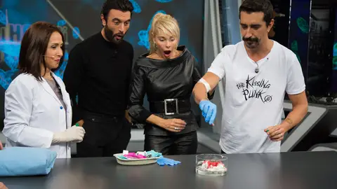 Marron sorprende a Javier Rey y Belén Rueda con un experimento con su propia sangre Marron sorprende a Javier Rey y Belén Rueda con un experimento con su propia sangre