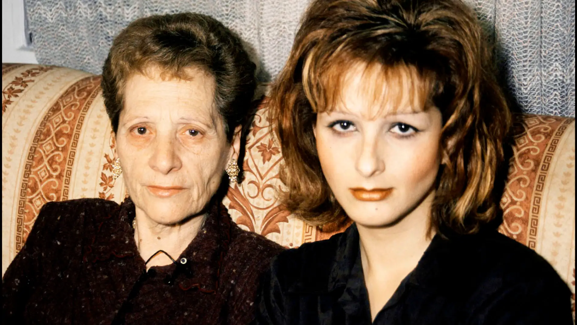 Yurena junto a su madre, Margarita Seisdedos, en 2001
