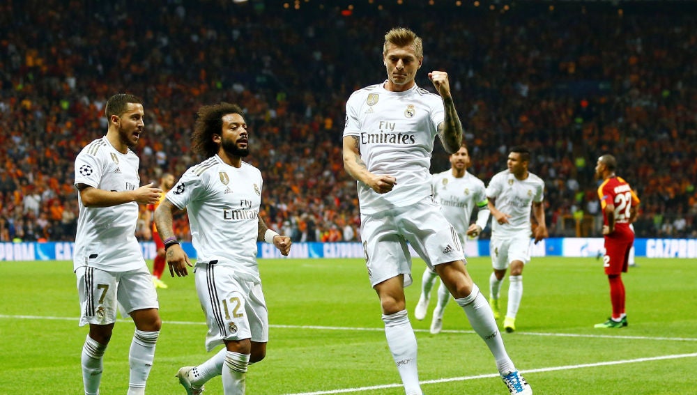 Toni Kroos celebra su gol al Galatasaray