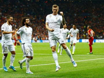 Toni Kroos celebra su gol al Galatasaray