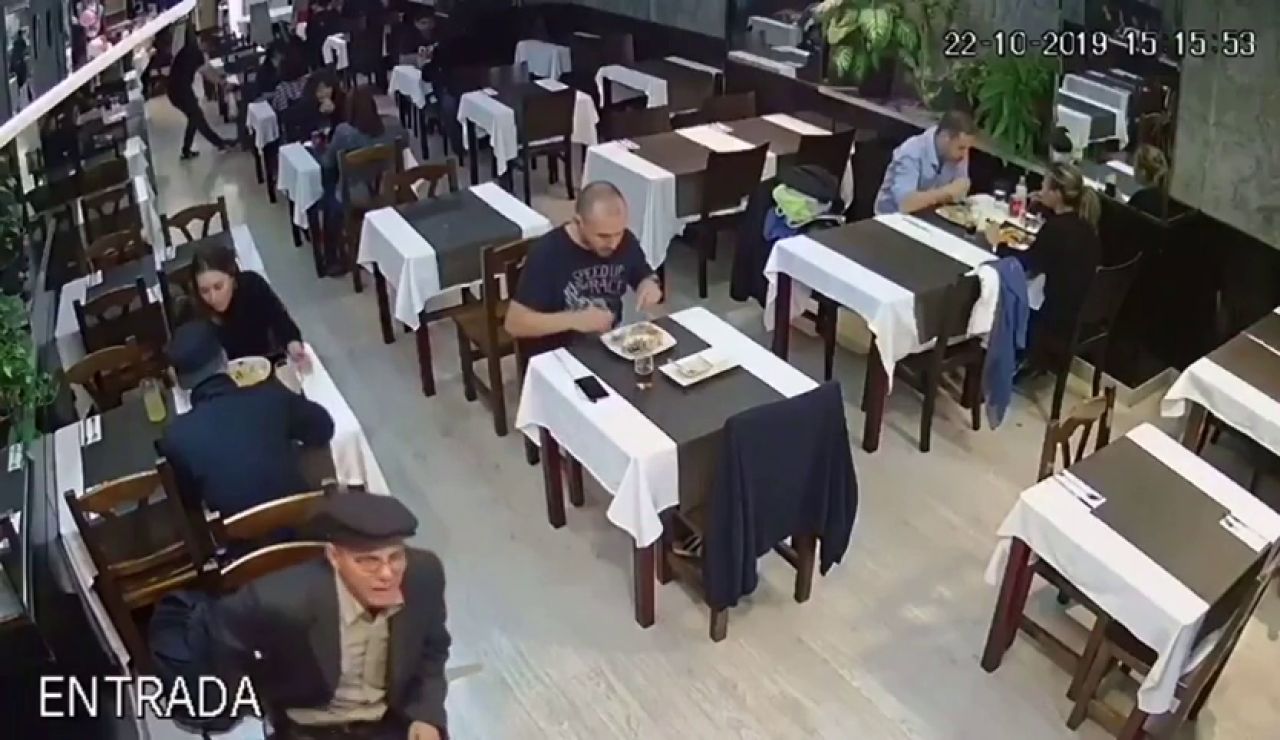 Piden ayuda para identificar al ladrón que aparece en un vídeo robando una mochila en Barcelona Piden ayuda para identificar al ladrón que aparece en un vídeo robando una mochila en Barcelona