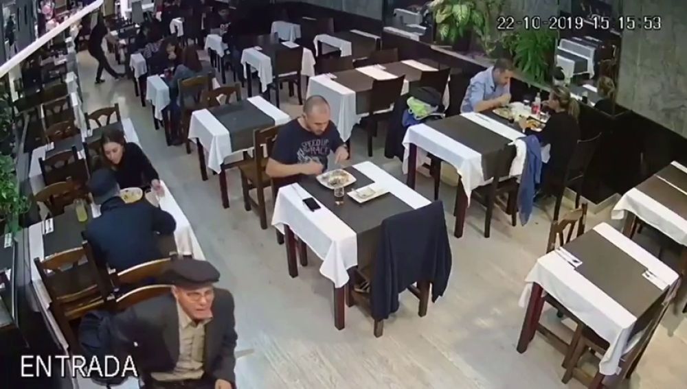 Piden ayuda para identificar al ladrón que aparece en un vídeo robando una mochila en Barcelona
