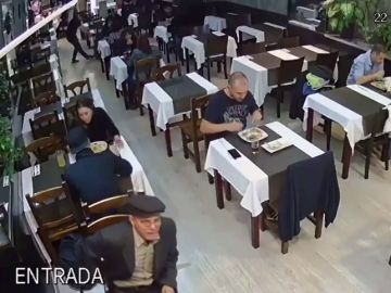 Piden ayuda para identificar al ladrón que aparece en un vídeo robando una mochila en Barcelona