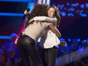Rosario Flores cierra equipo con la bonita voz de Claudia Martínez Rosario Flores cierra equipo con la bonita voz de Claudia Martínez
