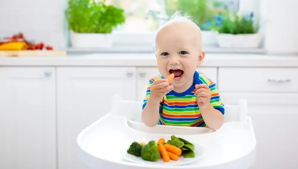 Bebé tomando verduras
