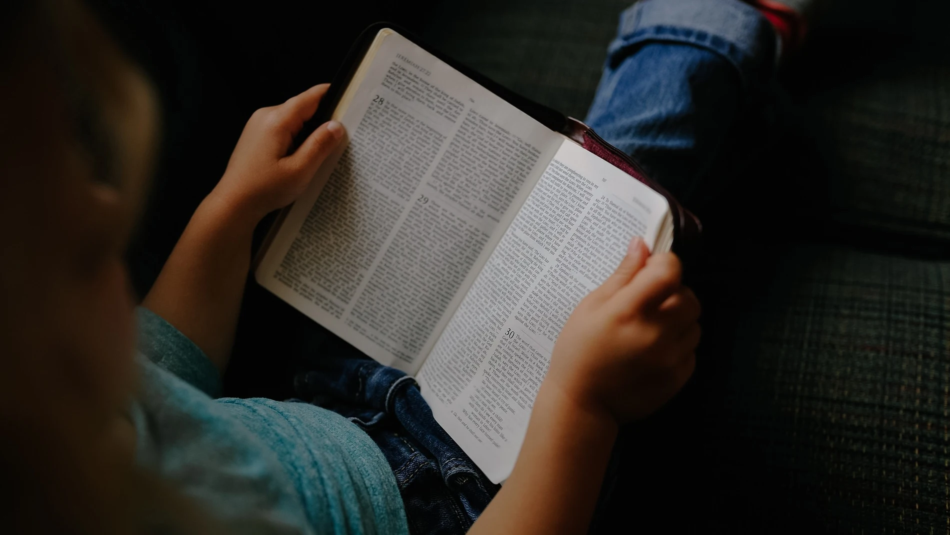 Un niño leyendo Un niño leyendo