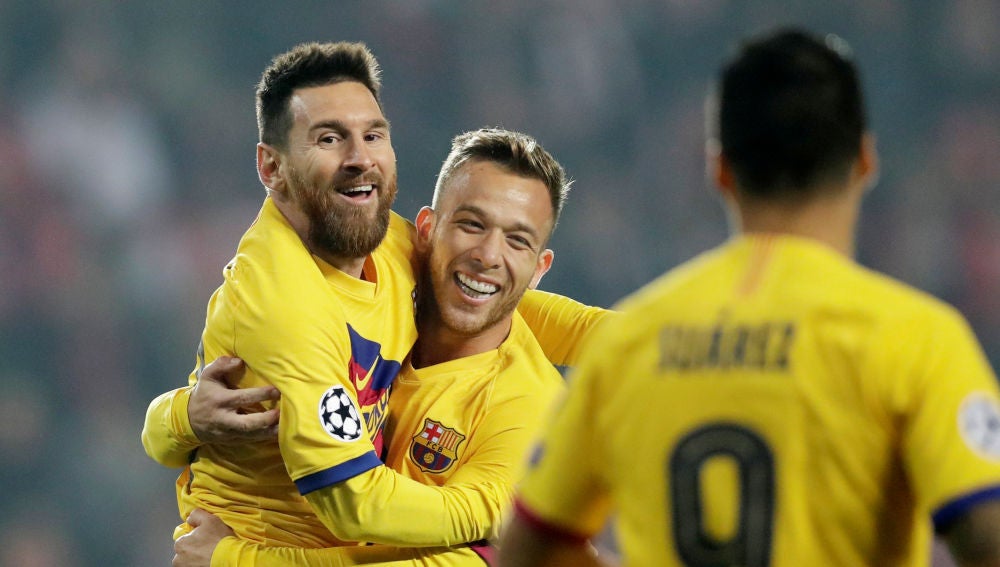 Messi, Arthur y Suárez en el Eden Arena de Praga