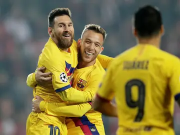 Messi, Arthur y Suárez en el Eden Arena de Praga Messi, Arthur y Suárez en el Eden Arena de Praga
