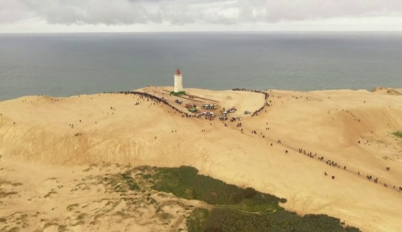Trasladan un faro en Dinamarca tierra adentro para evitar que sea tragado por el mar Trasladan un faro en Dinamarca tierra adentro para evitar que sea tragado por el mar
